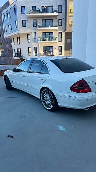 Mercedes-Benz E500 9 of 23