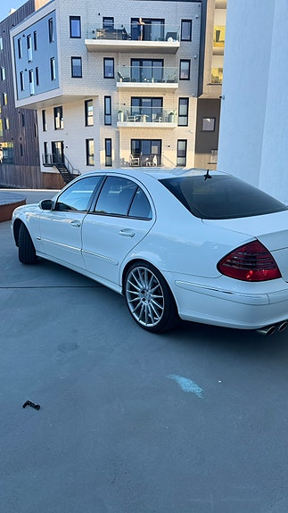 Mercedes-Benz E500 7 of 23