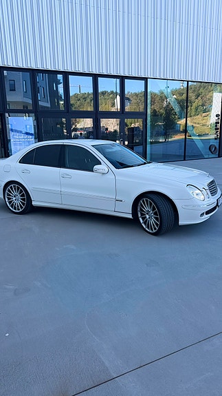Mercedes-Benz E500 8 of 23