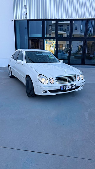 Mercedes-Benz E500 3 of 23