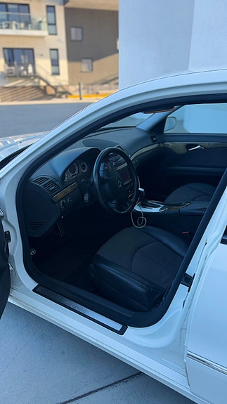 Mercedes-Benz E500 18 of 23