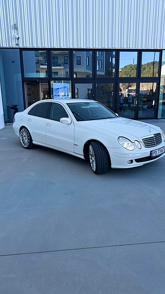 Mercedes-Benz E500 4 of 23