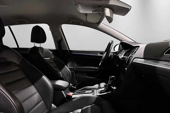 Volkswagen e-Golf VII 26 of 30