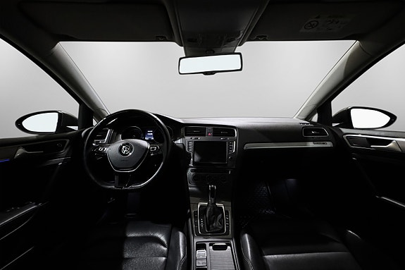 Volkswagen e-Golf VII 28 of 30