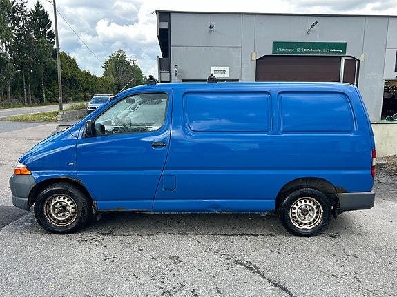 Toyota HiAce 2 of 9