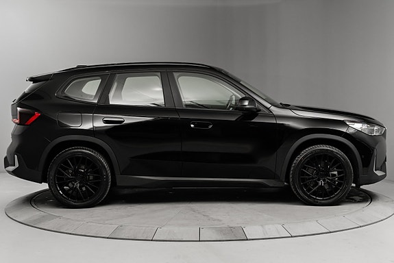 BMW iX1 5 of 30