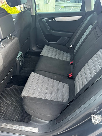 Volkswagen Passat 10 of 30