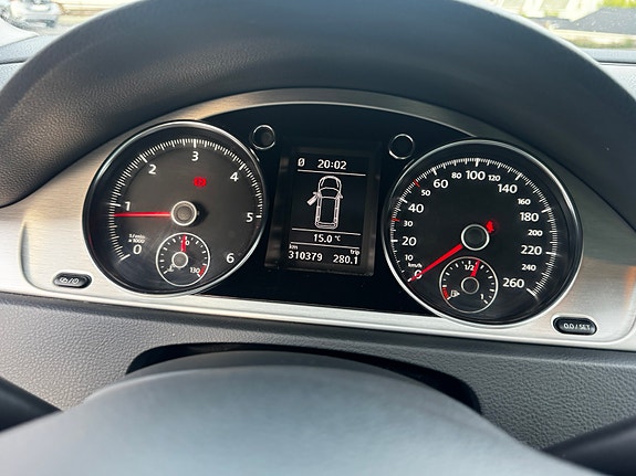 Volkswagen Passat 12 of 30