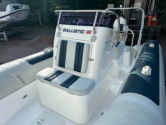 Meget pen Ballistic 550 med Evinrude 90 HK - Kun kjørt 125 motortimer - Ny pris 6 of 13