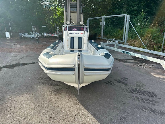 Meget pen Ballistic 550 med Evinrude 90 HK - Kun kjørt 125 motortimer - Ny pris 5 of 13