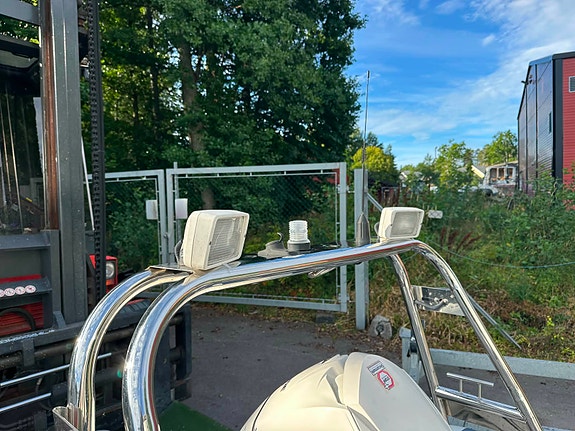 Meget pen Ballistic 550 med Evinrude 90 HK - Kun kjørt 125 motortimer - Ny pris 10 of 13