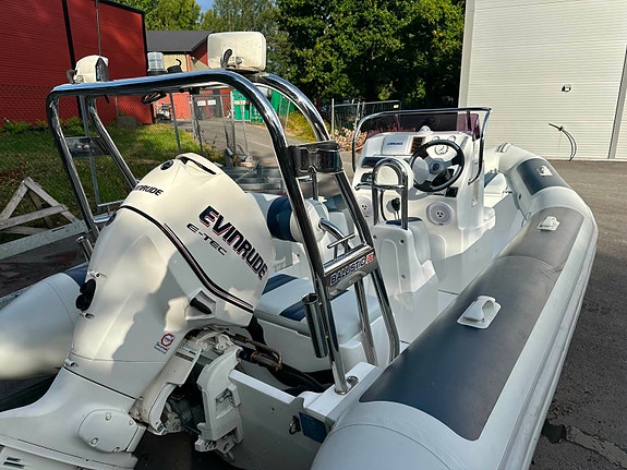 Meget pen Ballistic 550 med Evinrude 90 HK - Kun kjørt 125 motortimer - Ny pris 4 of 13