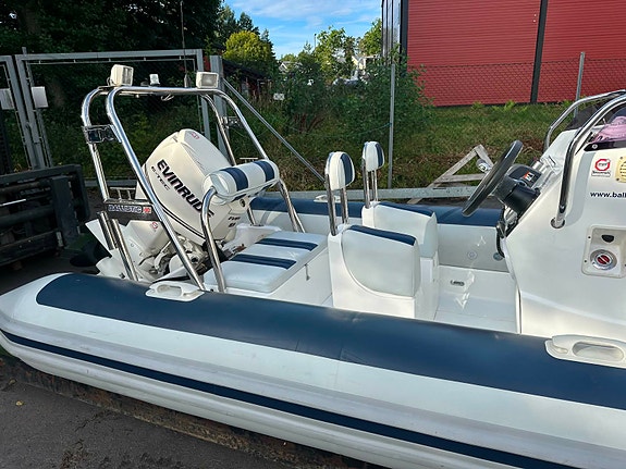 Meget pen Ballistic 550 med Evinrude 90 HK - Kun kjørt 125 motortimer - Ny pris 3 of 13