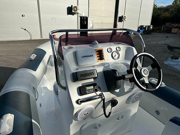 Meget pen Ballistic 550 med Evinrude 90 HK - Kun kjørt 125 motortimer - Ny pris 9 of 13