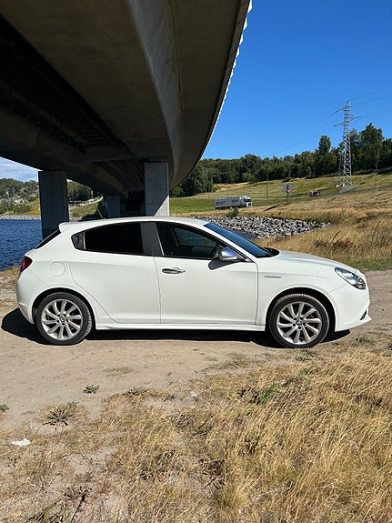 Alfa Romeo Giulietta 2 of 30