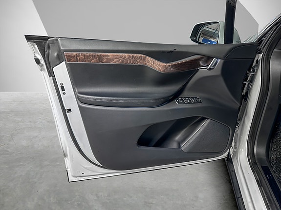 Tesla Model X 9 of 30