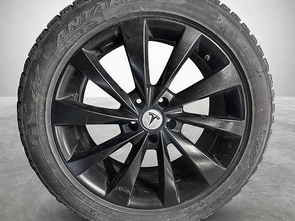 Tesla Model X 28 of 30
