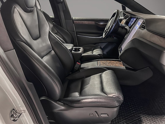 Tesla Model X 17 of 30