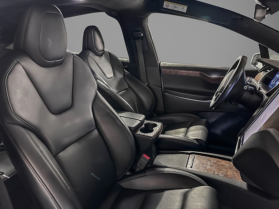 Tesla Model X 18 of 30