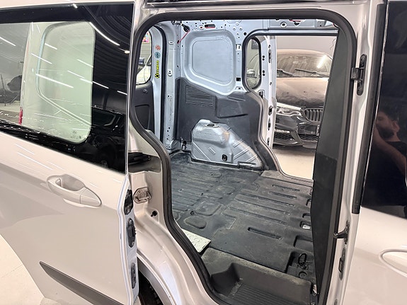 Ford Transit Courier 29 of 29