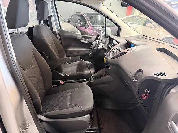 Ford Transit Courier 19 of 29