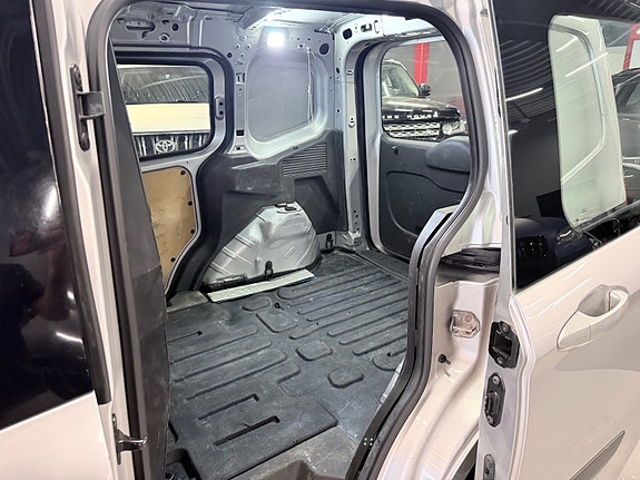 Ford Transit Courier 28 of 29