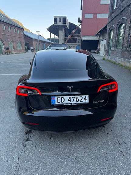 Tesla Model 3 6 of 16