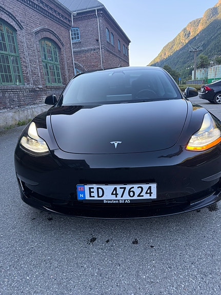 Tesla Model 3 3 of 16