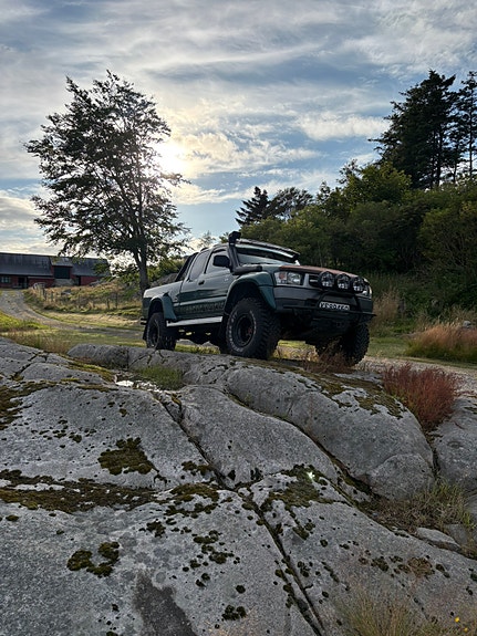 Toyota HiLux 2 of 6