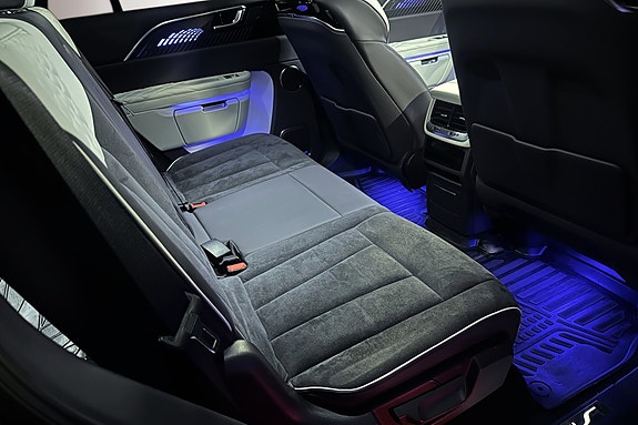 Hongqi E-HS9 10 of 17