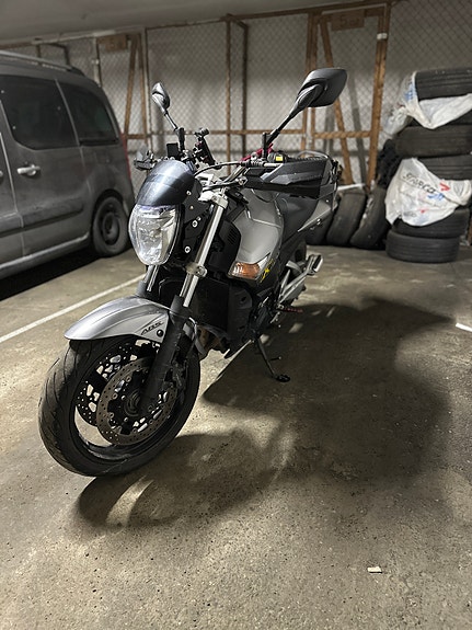 Suzuki GSR 600 5 of 8