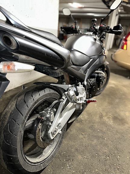 Suzuki GSR 600 2 of 8