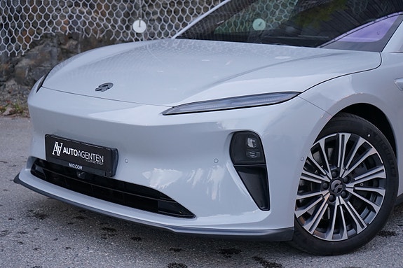 NIO ET5 2 of 30