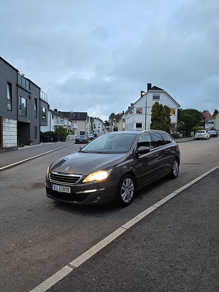 Peugeot 308 SW 2 of 10