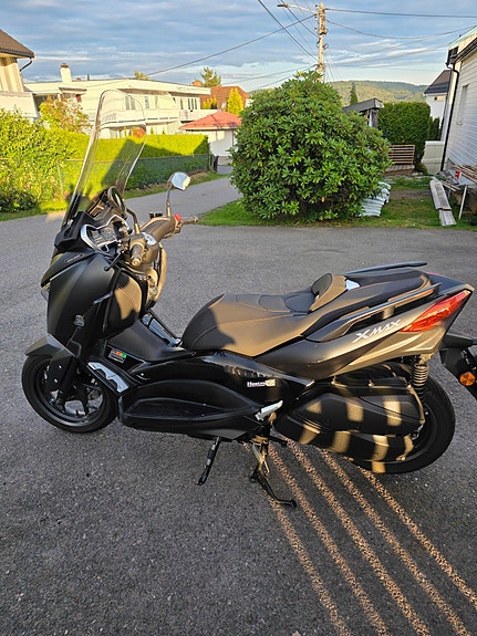 Yamaha X-Max 300 IRON MAX 2 of 8