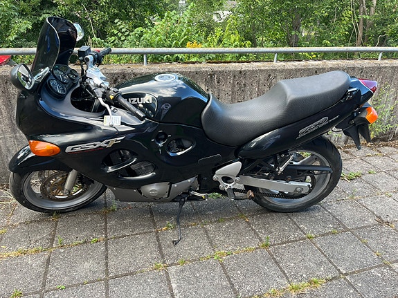 Suzuki GSX 750 F 4 of 10