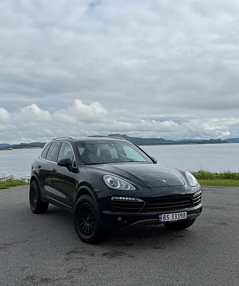 Porsche Cayenne 2 of 30