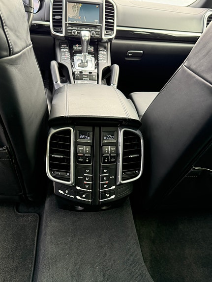 Porsche Cayenne 21 of 30