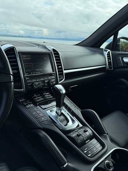 Porsche Cayenne 16 of 30
