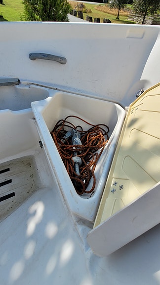 Eldre tur/fiskebåt med nyere motor 5 of 24