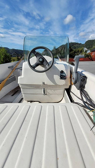 Eldre tur/fiskebåt med nyere motor 8 of 24