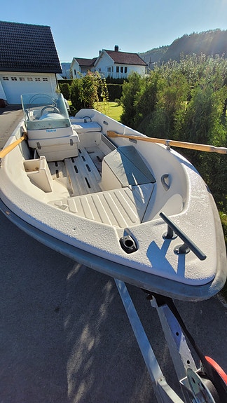 Eldre tur/fiskebåt med nyere motor 3 of 24
