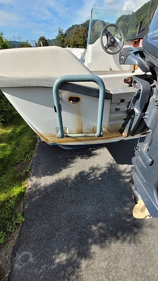 Eldre tur/fiskebåt med nyere motor 6 of 24