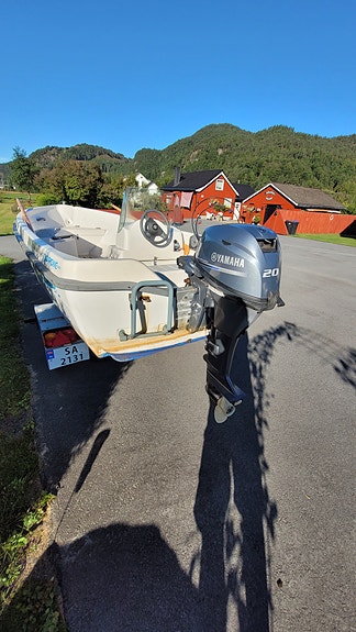 Eldre tur/fiskebåt med nyere motor 2 of 24