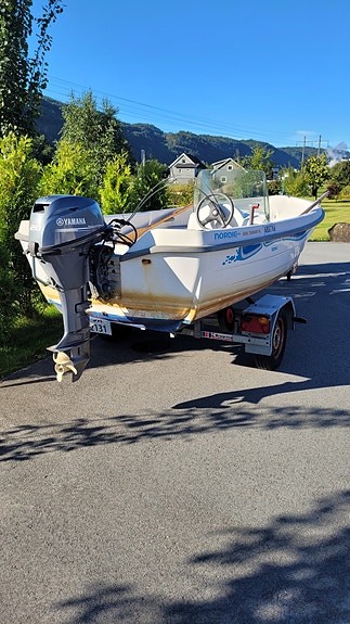 Eldre tur/fiskebåt med nyere motor 4 of 24