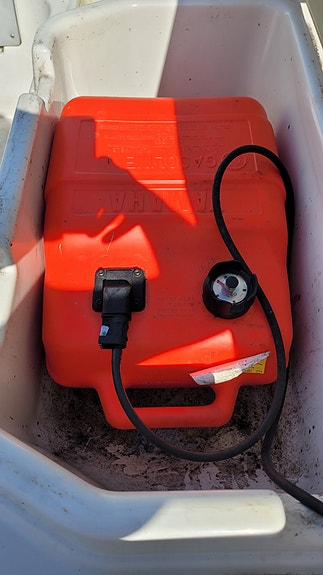 Eldre tur/fiskebåt med nyere motor 11 of 24