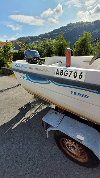 Eldre tur/fiskebåt med nyere motor 10 of 24