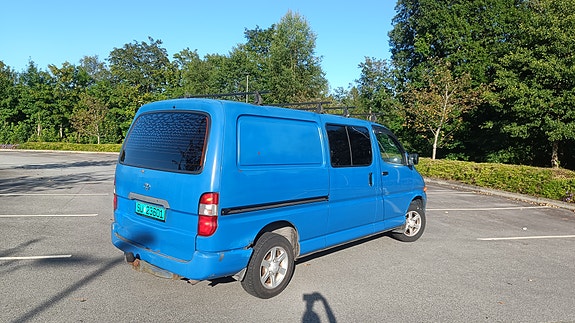 Toyota HiAce 7 of 18