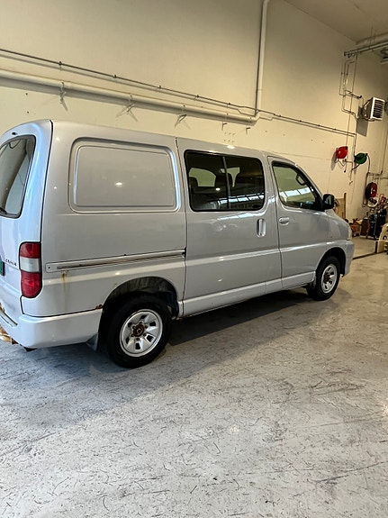 Toyota HiAce 4 of 29