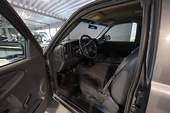 Chevrolet Silverado 2500 9 of 22